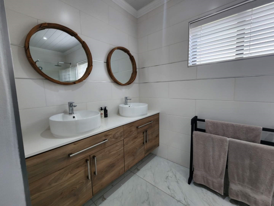 5 Bedroom Property for Sale in Fraaiuitsig Western Cape